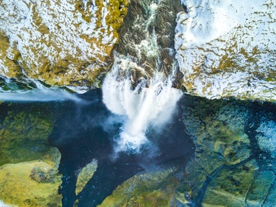 白天大岩石间瀑布的高角度摄影